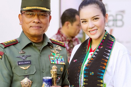 Đặc biệt, cũng trong dịp này Lý Nhã Kỳ đã có cơ hội gặp gỡ với Tướng Moeldoko, Tư lệnh các lực lượng vũ trang Indonesia. Trong lịch sử quân đội Indonesia, ngài Moeldoko giữ chức tham mưu trưởng trong khoảng thời gian ngắn nhất, chỉ 3 tháng. Ông nhận chức tham mưu trưởng từ ngày 20/5/2013, chỉ 3 tháng sau, ngày 30/8/2013 ông được bổ nhiệm làm Tư lệnh các lực lượng vũ trang Indonesia.